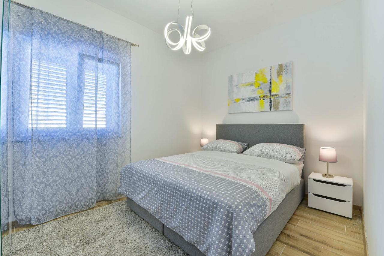 Family Friendly Apartments With A Swimming Pool Zadar - 18098 Bagian luar foto