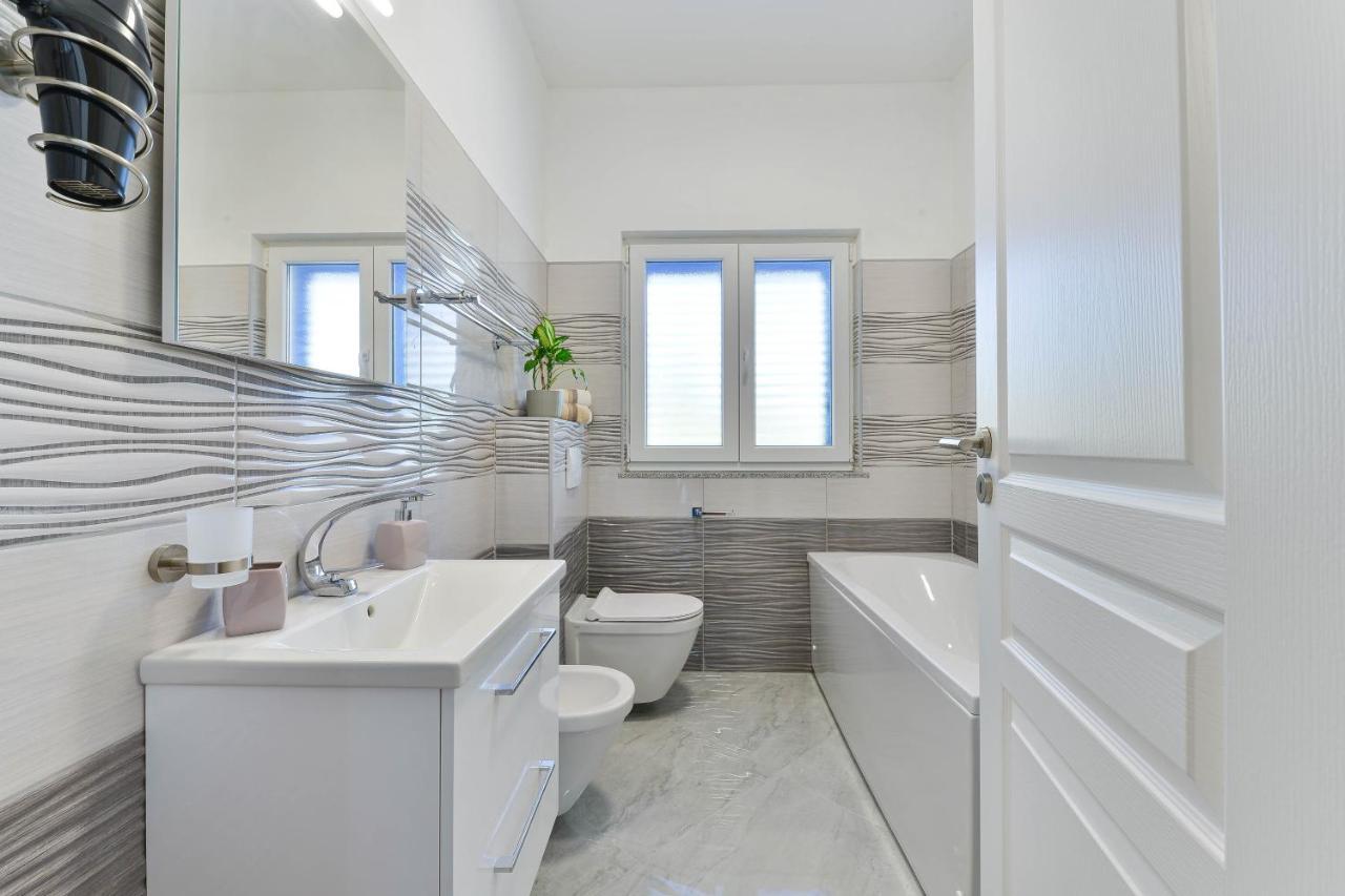 Family Friendly Apartments With A Swimming Pool Zadar - 18098 Bagian luar foto